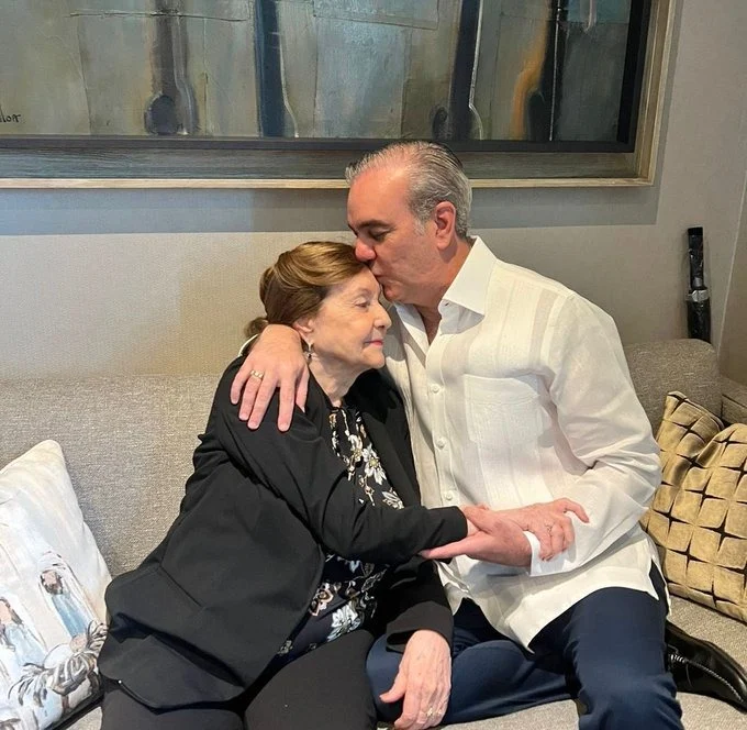 Luis Abinader felicita a su madre y a las madres dominicanas en su día