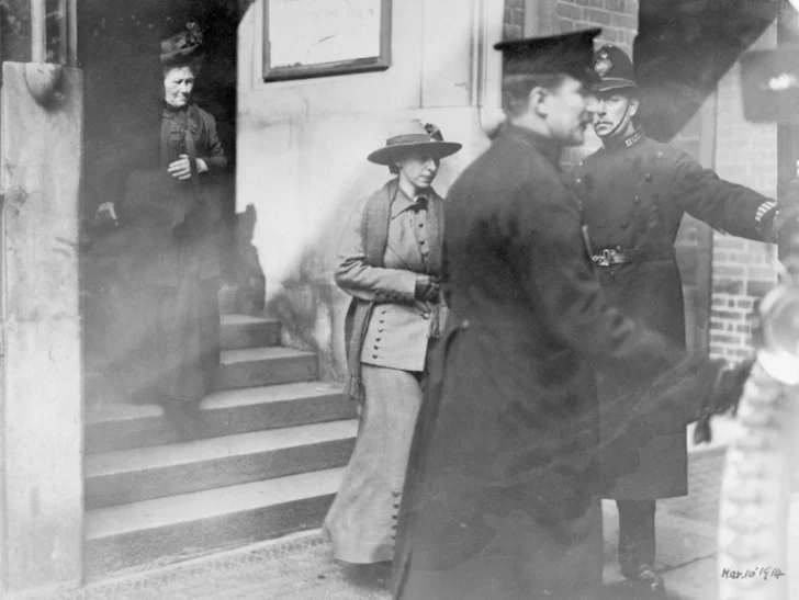  Richardson (con traje claro) sale de la sala del tribunal después de la sentencia de seis meses de prisión