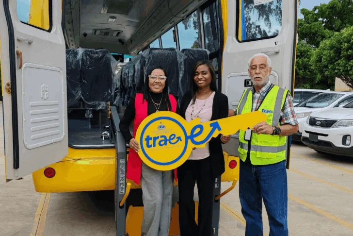 Minerd incorpora autobuses adaptados para estudiantes con discapacidad en Santiago