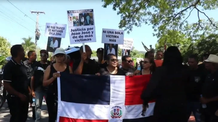 Marchan en distrito Estero Hondo por control migratorio y aclarar muertes Marchan en distrito Estero Hondo por control migratorio y aclarar muertes