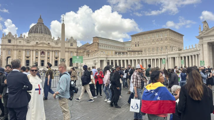 Cónclave: Más de 11.000 personas en la plaza de San Pedro para ver la segunda fumata