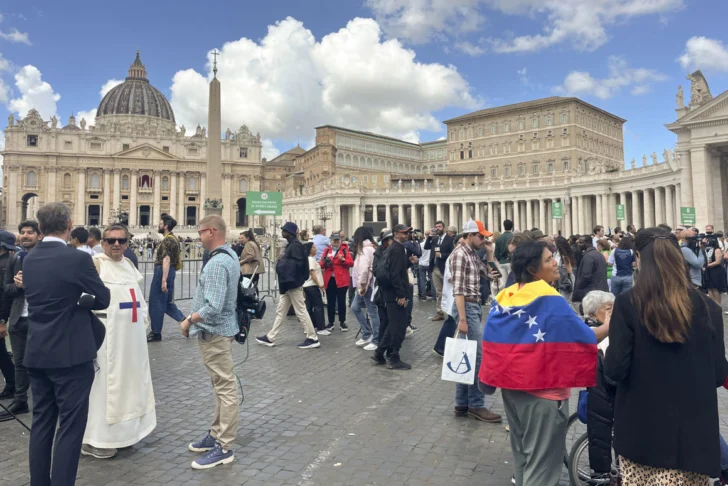 Cónclave: Más de 11.000 personas en la plaza de San Pedro para ver la segunda fumata
