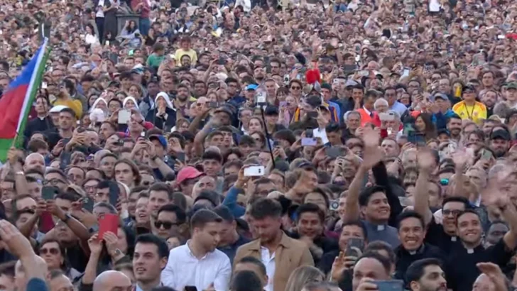 Más de 150.000 personas recibieron al nuevo papa, León XIV, en la plaza de San Pedro