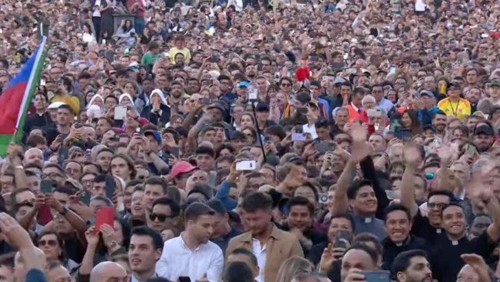 Más de 150.000 personas recibieron al nuevo papa, León XIV, en la plaza de San Pedro