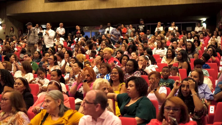 Más de 800 madres dominicanas celebran su día en Madrid con música, premios y reconocimientos Más de 800 madres dominicanas celebran su día en Madrid con música, premios y reconocimientos