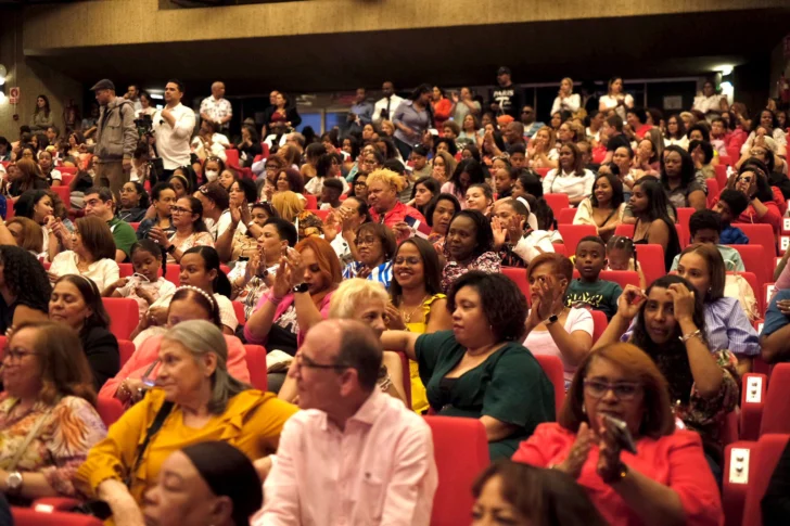 Más de 800 madres dominicanas celebran su día en Madrid con música, premios y reconocimientos