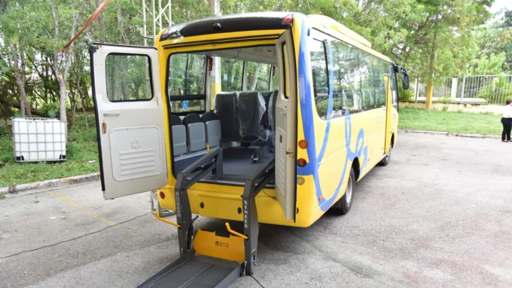 Minerd completa entrega 50 autobuses escolares adaptados para estudiantes con discapacidad