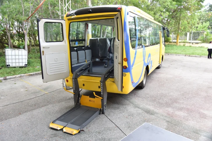 Minerd completa entrega 50 autobuses escolares adaptados para estudiantes con discapacidad