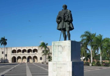  Monumento a Nicolás de Ovando, en la ciudad de Santo Domingo, Distrito Nacional.