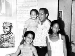  Narciso González (Narcisazo), junto a tres (3) de sus hijos.