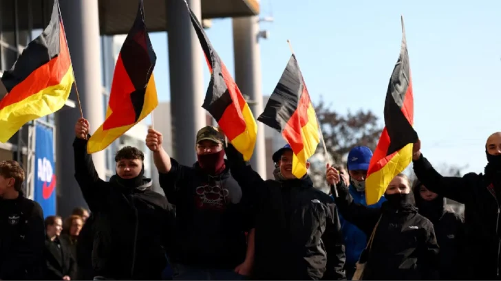 Vicepresidente de Trump defiende a neonazis y acusa a Alemania de reconstruir el 'Muro de Berlín'