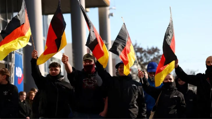 Vicepresidente de Trump defiende a neonazis y acusa a Alemania de reconstruir el 
