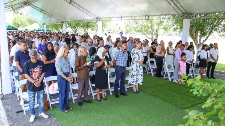 También en cementerios se rindió homenaje a las madres También en cementerios se rindió homenaje a las madres