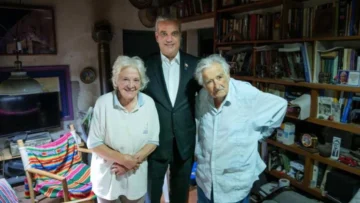 El presidente Luis Abinader entre Pepe Mujica y su señora Lucía Topolansky.