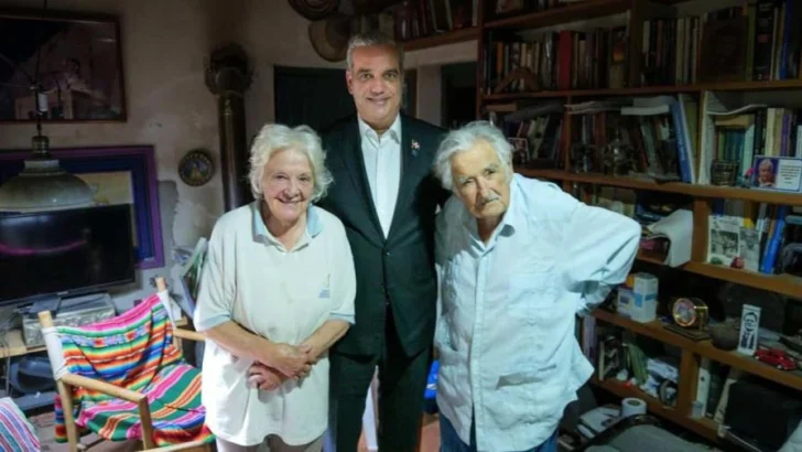  El presidente Luis Abinader entre Pepe Mujica y su señora Lucía Topolansky.