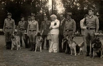  Pía Rodríguez con militares dominicanos.