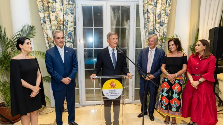 Abinader asiste a despedida del embajador de España en RD