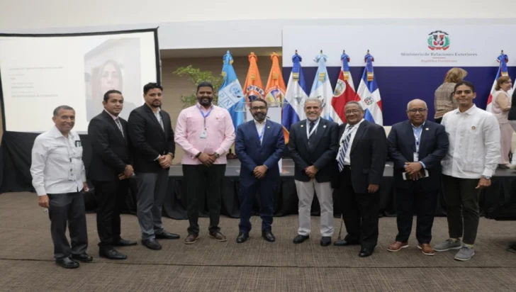 Presidente-de-la-Comision-Nacional-de-Emergencias-Juan-Salas-junto-a-participantes-del-evento.--728x412 Presidente-de-la-Comision-Nacional-de-Emergencias-Juan-Salas-junto-a-participantes-del-evento.--728x412