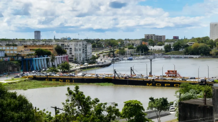 Puente Flotante será cerrado por dos horas este domingo debido al paso de embarcaciones Puente Flotante será cerrado por dos horas este domingo debido al paso de embarcaciones