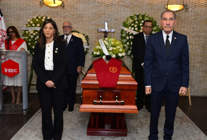  Rectores miembros de la ADRU, junto al ministro Franklin García Fermín, rindieron honores al fenecido rector del INTEC