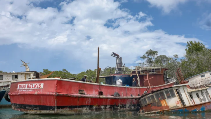 Retiran embarcaciones abandonadas para restaurar ecosistema y atractivo turístico