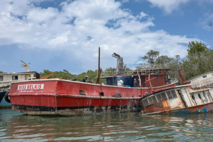 Retiran embarcaciones abandonadas para restaurar ecosistema y atractivo turístico