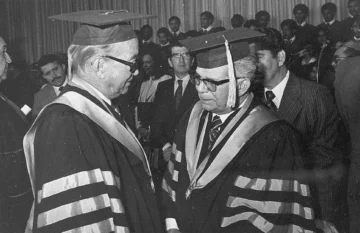  Silvestre Antonio Guzmán Fernández y Joaquín Antonio Balaguer Ricardo en una graduación de la PUCMM.