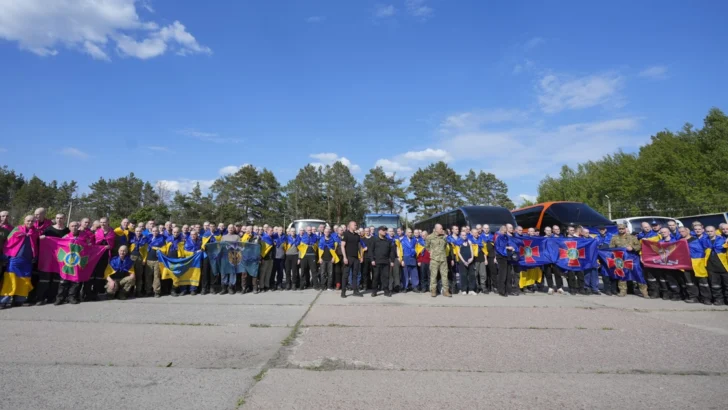 Rusia y Ucrania completan la primera parte del canje de mil prisioneros de cada bando Rusia y Ucrania completan la primera parte del canje de mil prisioneros de cada bando