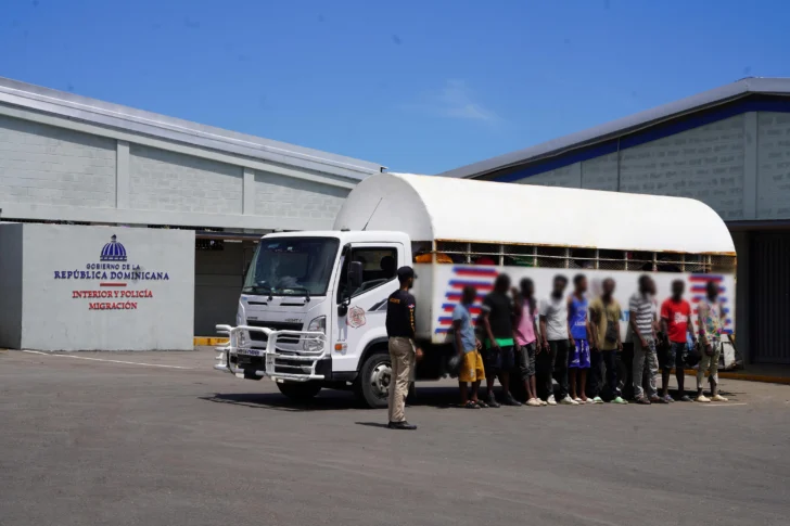El martes Migración detuvo a 1,243 indocumentados y deportó a otros 1,082