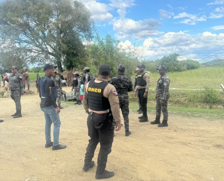Agentes de la DNCD son atacados a tiros durante operativo en Baní