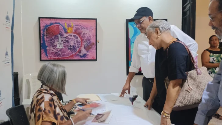  La poeta Máxima Hernández firma su libro al final del evento.