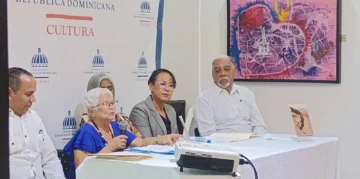  Mesa que presidió el lanzamiento del poemario El Visible Amante, en Santiago.