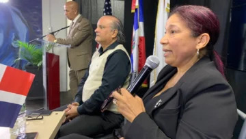  María de los Ángeles Méndez, escritora y organizadora de la conferencia sobre literatura dominicana en New York se dirige al público.