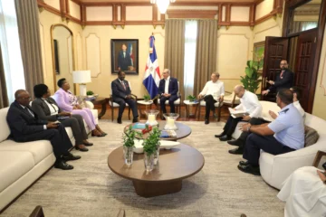 Abinader recibe al canciller de Kenia en el Palacio Nacional