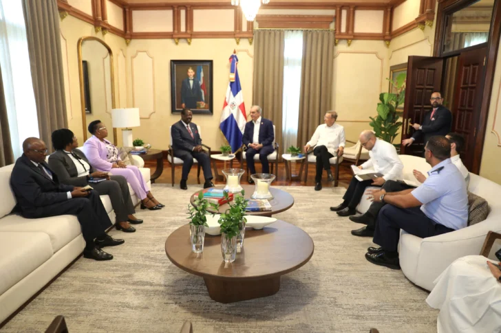 Abinader recibe al canciller de Kenia en el Palacio Nacional