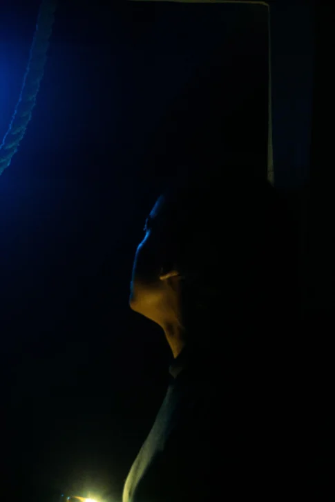 Reseña de “El foso”: Las luces que apagan el alma
