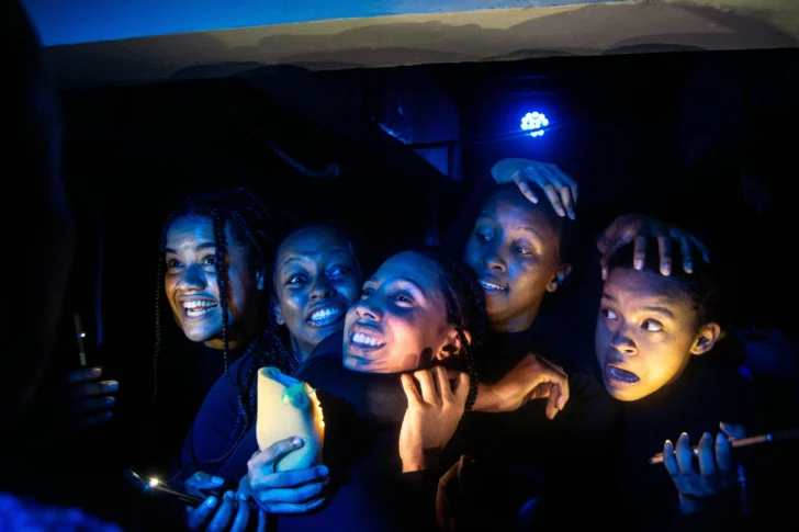 Reseña de “El foso”: Las luces que apagan el alma