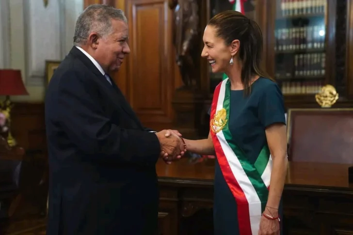 Juan Bolívar Díaz presenta sus cartas credenciales a la presidenta de México