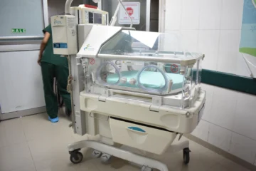 Senador Franklin Romero entrega seis incubadoras al Hospital San Vicente de Paúl
