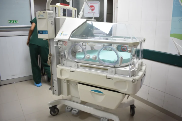 Senador Franklin Romero entrega seis incubadoras al Hospital San Vicente de Paúl