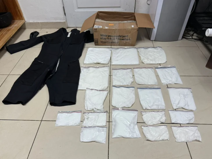 DNCD incauta 19 láminas de cocaína adheridas en traje de buzo con destino a EE. UU.