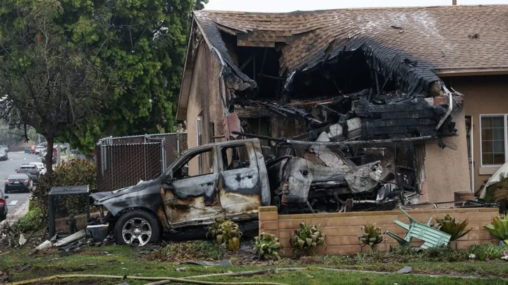 Dos muertos y 8 heridos al estrellarse una avioneta en un barrio del sur de California