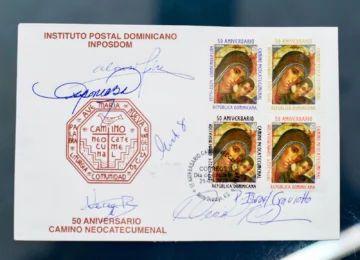 Conmemoran 50 años del Camino Neocatecumenal con sello postal especial