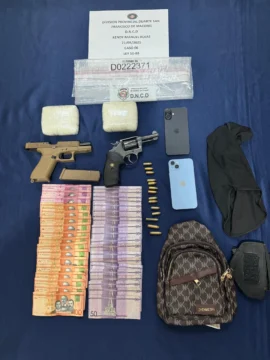 Detienen un hombre con más de mil gramos de presumible cocaína y dos armas de fuego en SFM