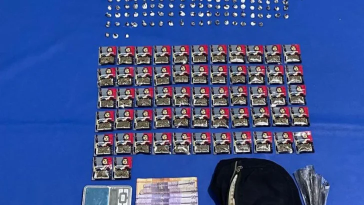Confiscan más de 1,500 gramos de presuntas drogas durante operativo en La Romana Confiscan más de 1,500 gramos de presuntas drogas durante operativo en La Romana