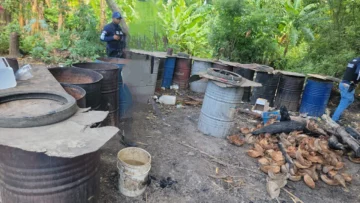 Apresan a una persona y desmantelan fábrica clandestina de ron