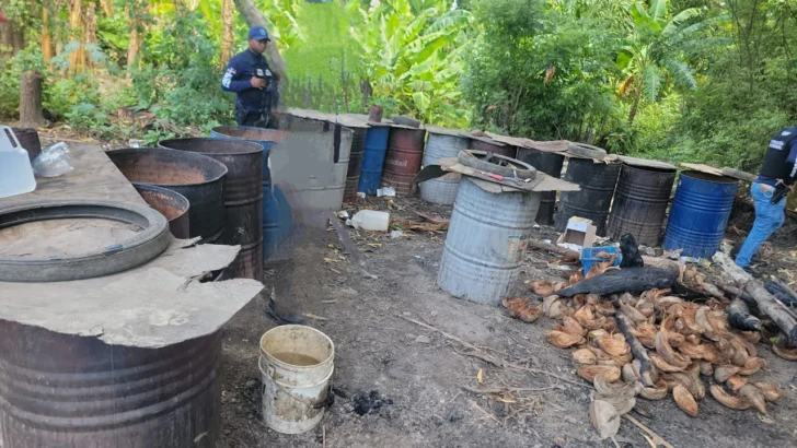 Apresan a una persona y desmantelan fábrica clandestina de ron