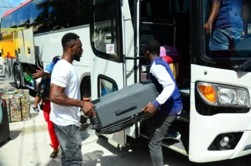 600 haitianos retornan a su país en cuarta caravana organizada por su embajada
