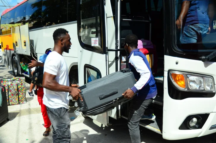 600 haitianos retornan a su país en cuarta caravana organizada por su embajada