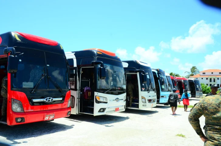 600 haitianos retornan a su país en cuarta caravana organizada por su embajada
